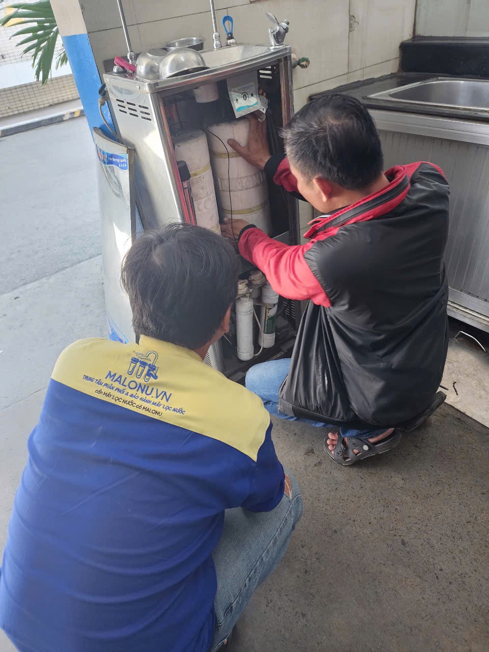 Thay Lõi Lọc Nước Cho Công Ty TNHH Vision International: Hướng Dẫn Chi Tiết và Lợi Ích 3 Tháo Lõi Cũ
