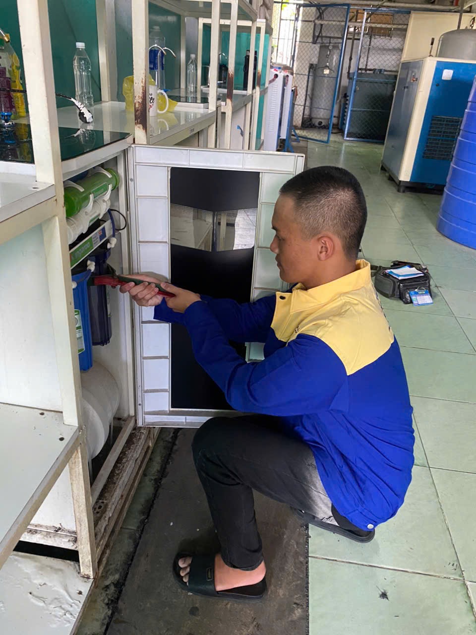 Thay Lõi Lọc Nước Cho CÔNG TY TNHH I.N.G.DR VINA: Giải Pháp Tối Ưu Cho Nguồn Nước Sạch 3 Mở Nắp Thùng Lọc