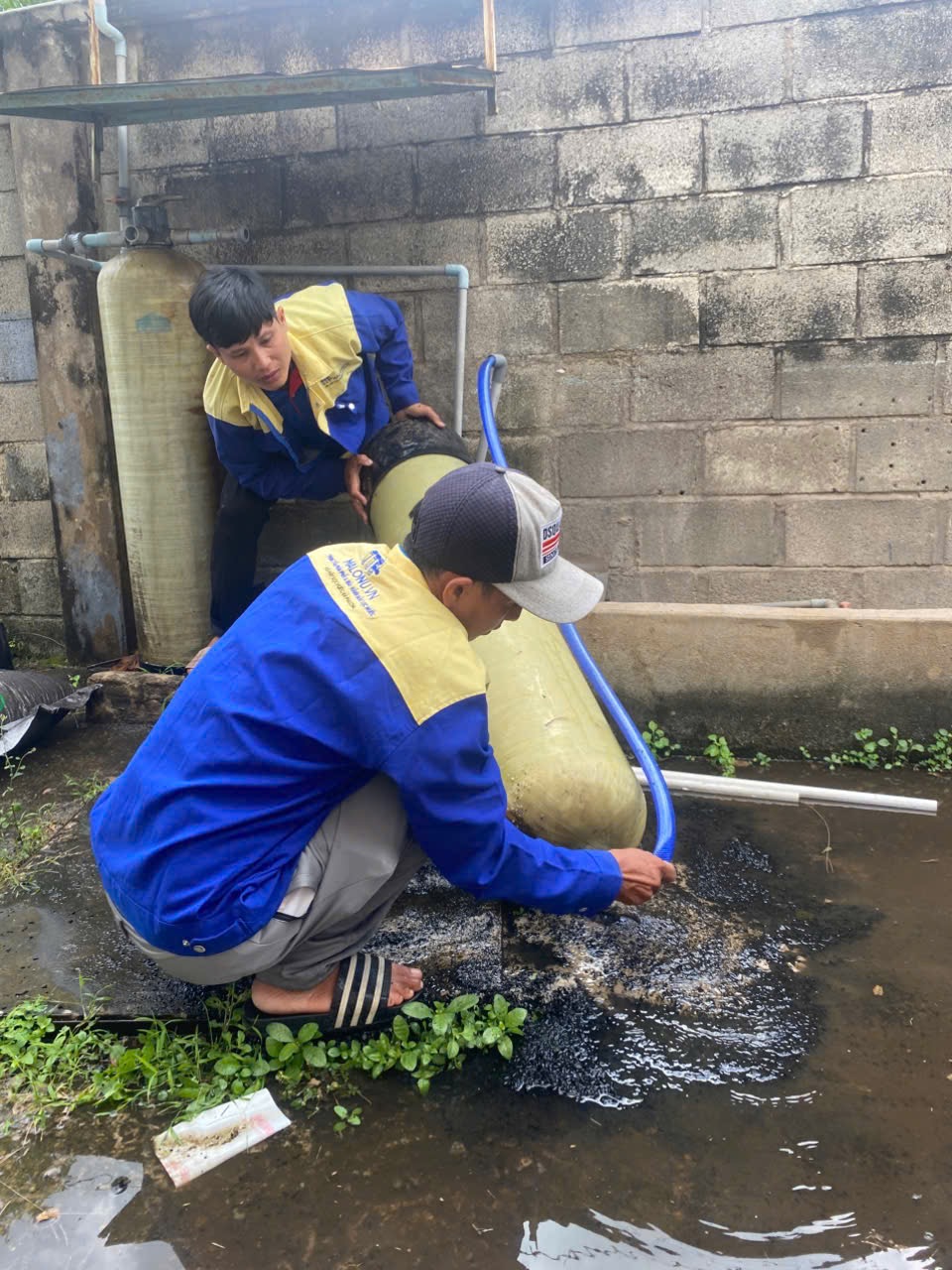 Lắp Đặt Hệ Thống Lọc Nước 2 Cột Tại Công Ty Hữu Hạn Công Nghiệp Hồng Đạt 4 Lắp Đặt Cột Lọc